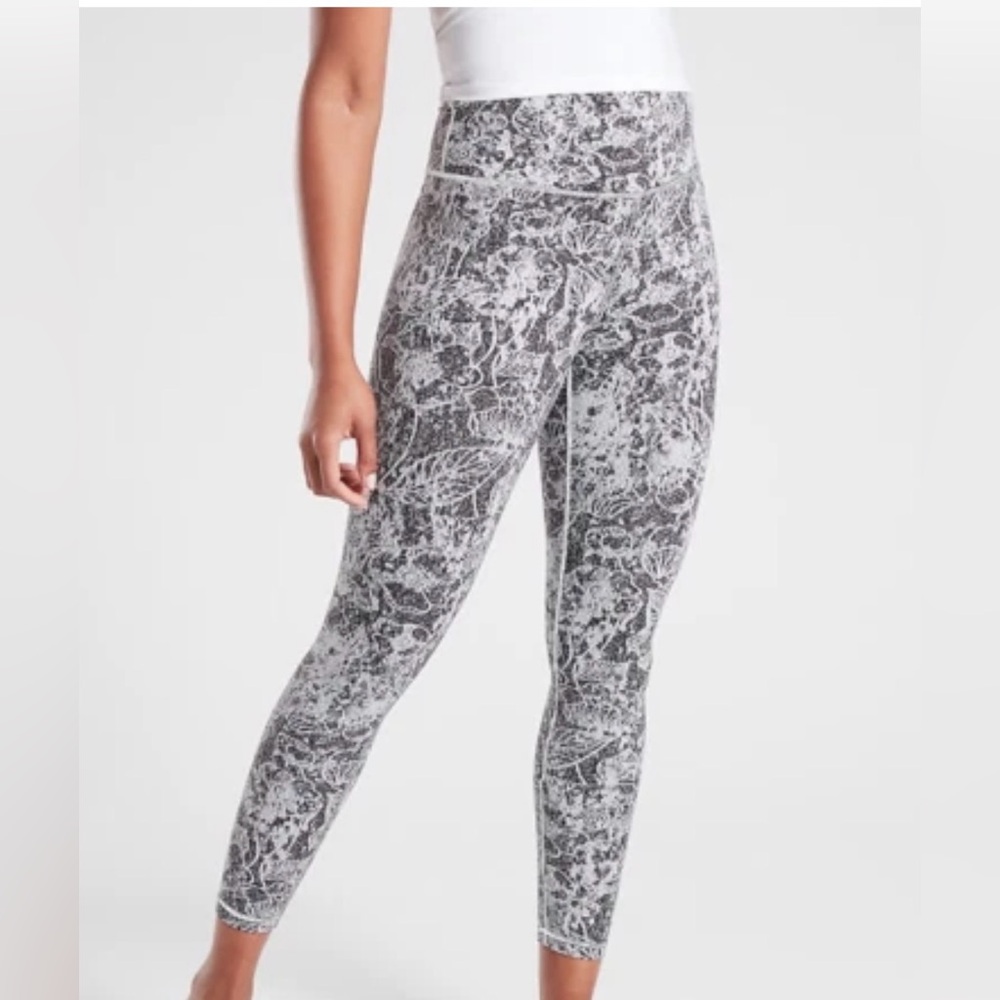 Athleta Elation Graffiti Fleur 7/8 Tight, BLACK/WHITE Size Small C5-036